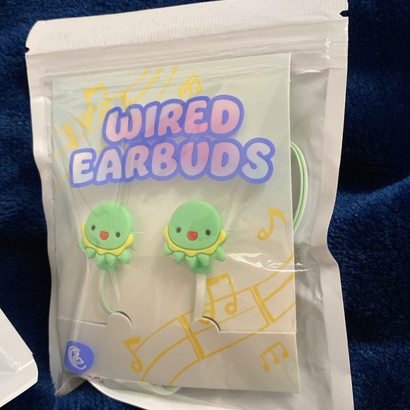 Kids wired earbuds. Colors purple, green, and blue - Picture 2 of 4